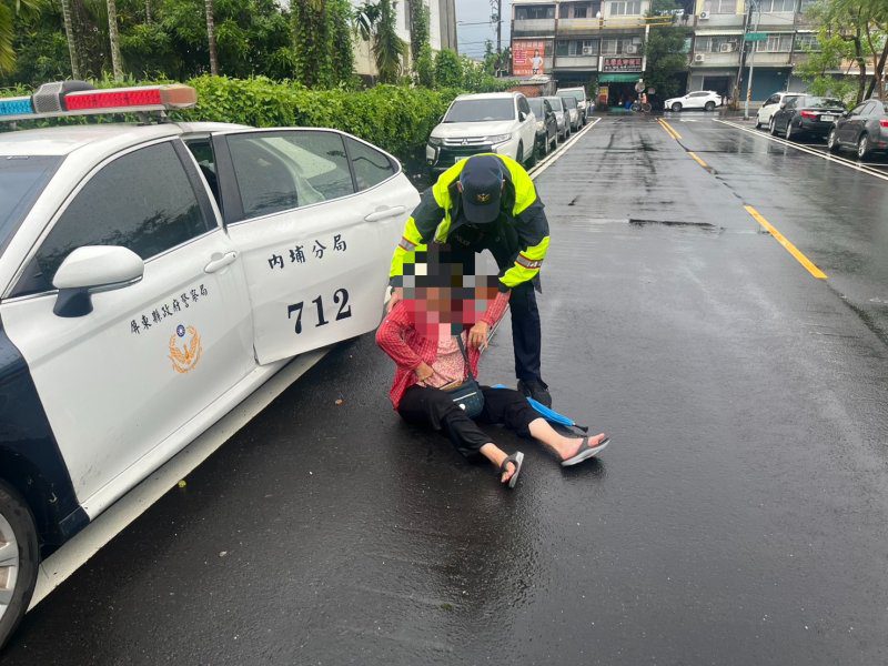 港灣新聞網／巴威強風吹倒七旬阿嬤！內埔暖警冒雨救援　平安護送返家
