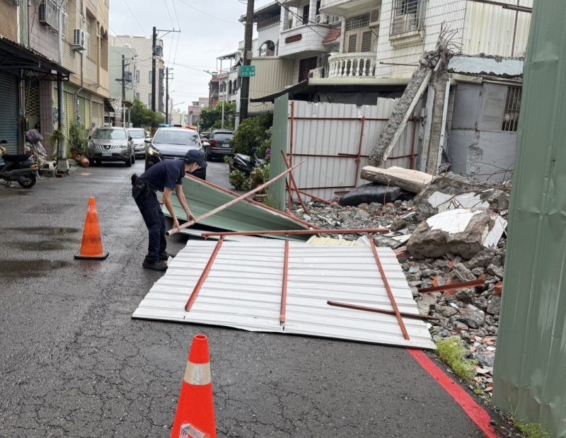 港灣新聞網／9級強陣風吹倒工地圍籬！楠梓警冒雨搶排障　守護用路人安全