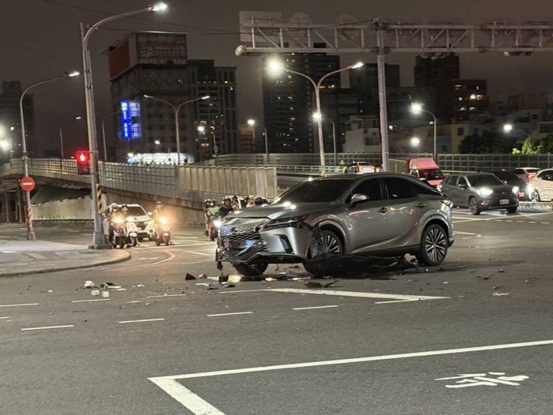 港灣新聞網／高雄九如、民族路口車禍！轎車違規右轉撞22歲機車騎士　左腿骨折送醫