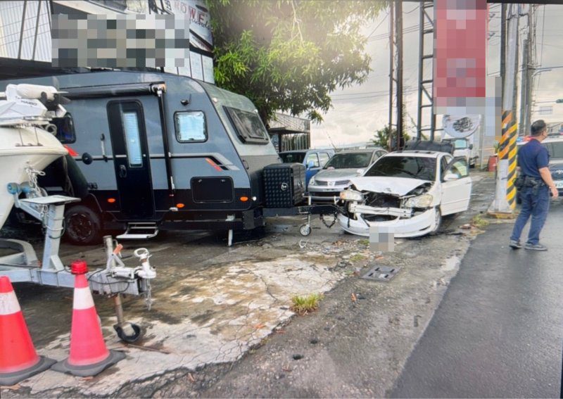 港灣新聞網／雨天打滑瞬間撞上露營車！燕巢20歲女駕駛自撞送醫　警方提醒雨天減速保命