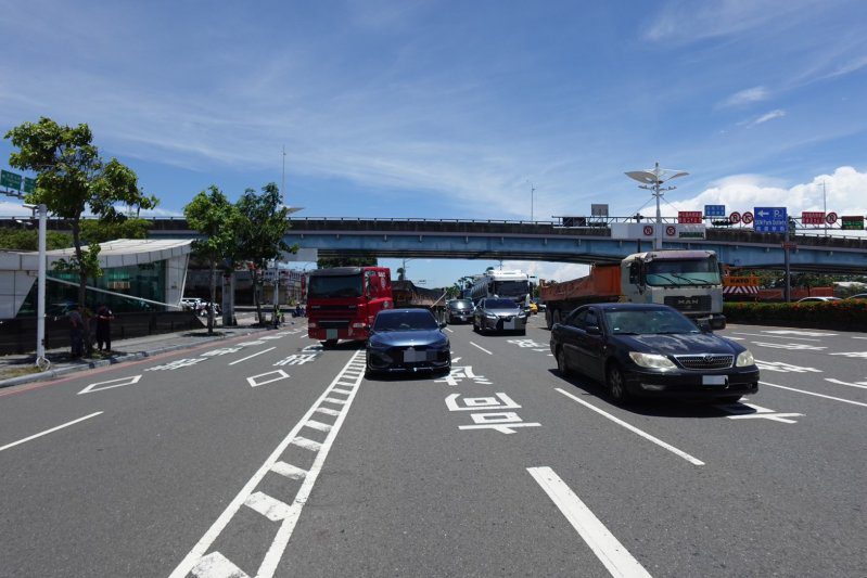 港灣新聞網／中山四路交通事故後爆口角！前鎮警依法調查　詳細肇責待釐清