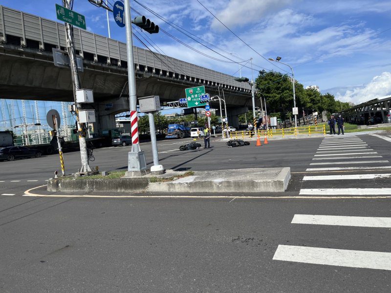 港灣新聞網／鳳山左轉未依標誌釀連環碰撞！轎車撞上2機車　21歲女騎士受傷送醫