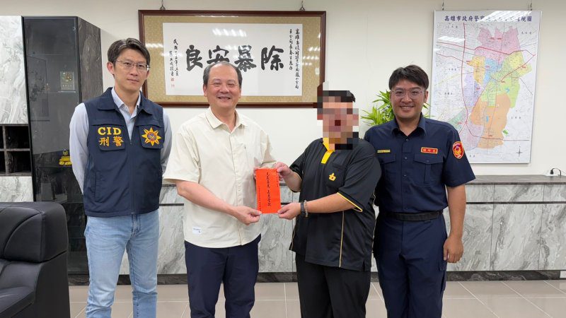 港灣新聞網／一通電話救回10萬元！鳳山分局長親頒獎勵金　表揚機警運將洪先生阻詐有功