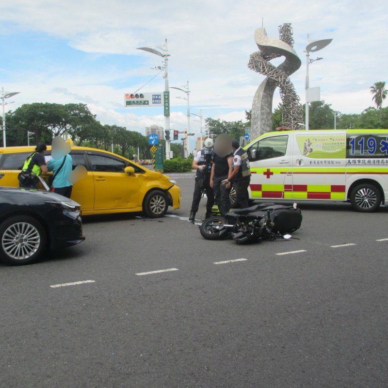 港灣新聞網 / 小港中山四路重機與營小客車擦撞！騎士送醫無大礙 肇事原因待釐清