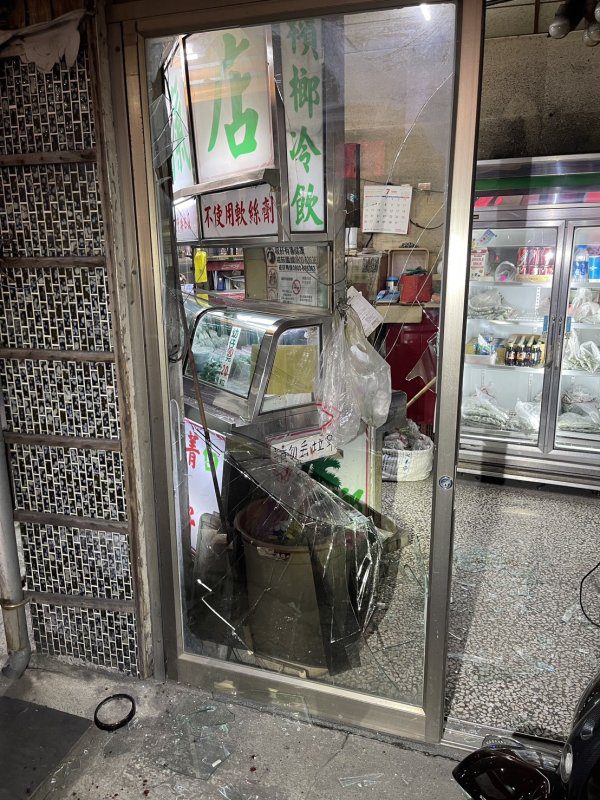 港灣新聞網 / 鳳山男子情緒失控砸毀檳榔攤、機車！警方火速到場送醫 現場畫面曝光