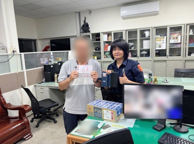 港灣新聞網 / 手機遺失還夾2張空白支票！枋寮警抽絲剝繭助失主火速尋回　避免個資外洩