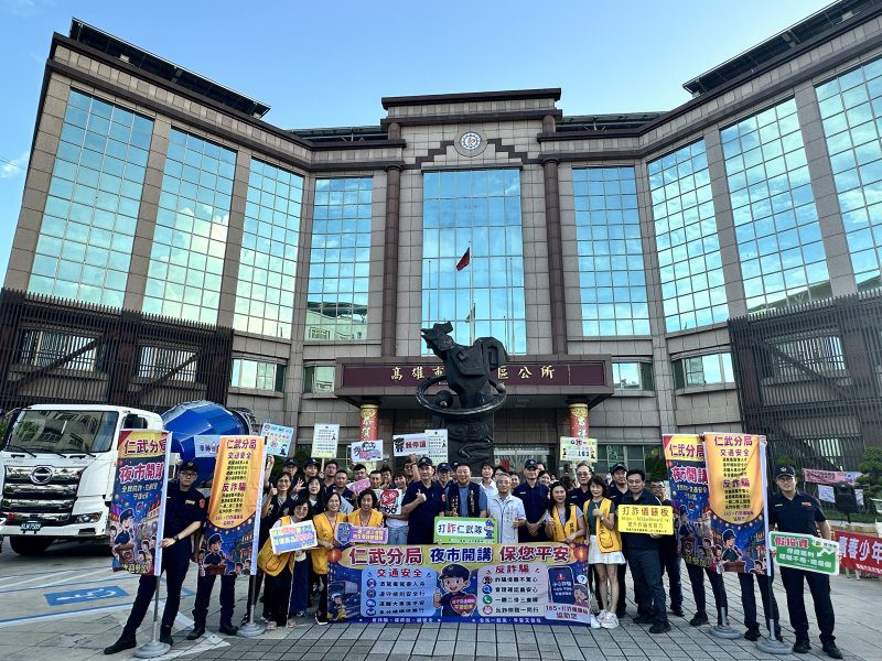 港灣新聞網／仁武夜市驚見大型車駕駛視角！民眾親身體驗視線死角　闖關抽好禮學防詐、防禦駕駛