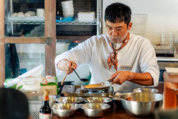 《營業中》挺進花蓮災區！姚元浩大推 「無添加薄鹽黑豆蔭油」 征服在地居民味蕾