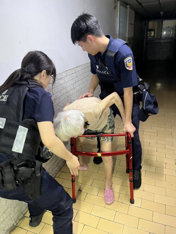 港灣新聞網／81歲獨居老婦深夜跌倒呼救　實習警一句話、一雙手暖心攙扶返家