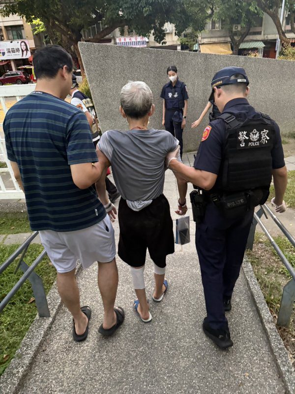 港灣新聞網／勞工公園公廁驚傳救命聲！80歲翁低血糖倒地　前鎮暖警火速救援化險為夷
