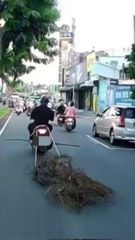港灣新聞網／Threads瘋傳機車拖整捆鐵條上路！疑一路冒火花　鳳山警：恐違反《道交條例》