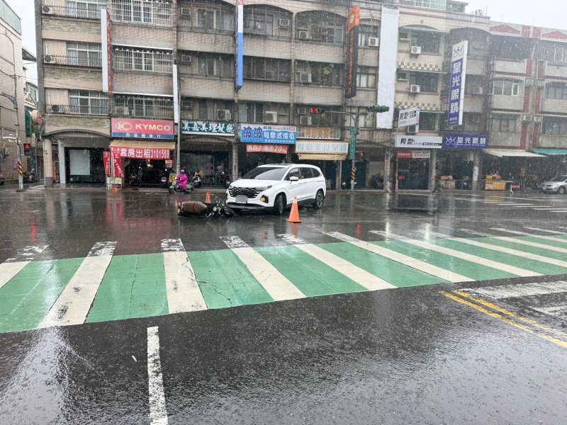 港灣新聞網／高雄三民左轉未禮讓直行機車！轎車路口碰撞釀騎士受傷　警方曝肇因