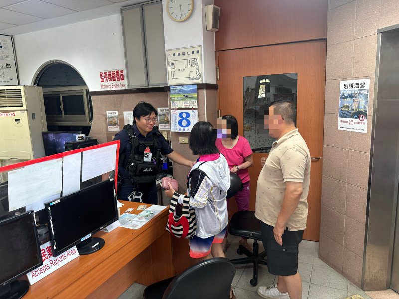 港灣新聞網／七旬婦烈日下認錯機車！前鎮警細查驚見是失蹤人口　家屬急奔派出所團聚