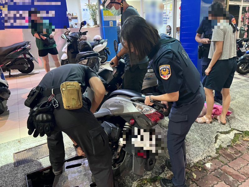 港灣新聞網／就醫前機車竟「卡死」水溝蓋！楠梓警消火速救援　27歲女子直呼太暖心