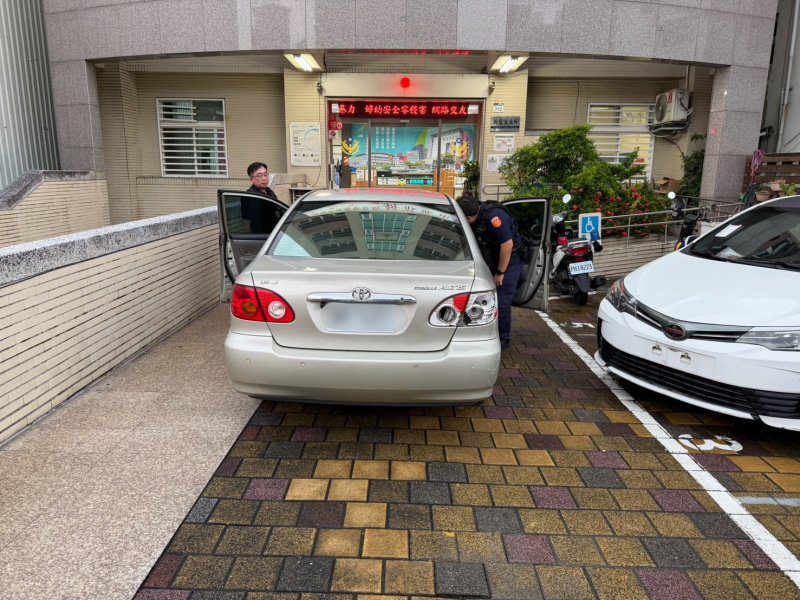 港灣新聞網／左營行車糾紛失控！男子持球棒怒砸車燈　警依恐嚇罪嫌送辦