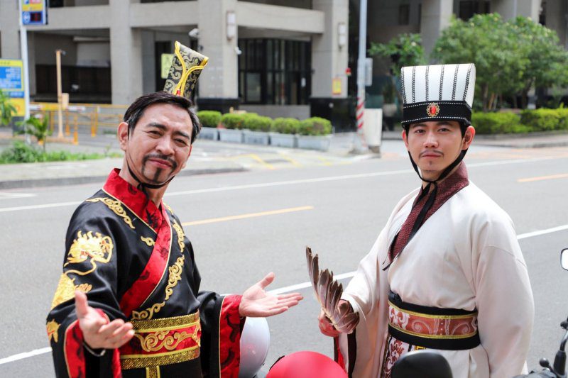 港灣新聞網／諸葛亮穿越高雄教騎車！三國短影音爆紅　機車左轉「慢、看、讓」保命三招曝光