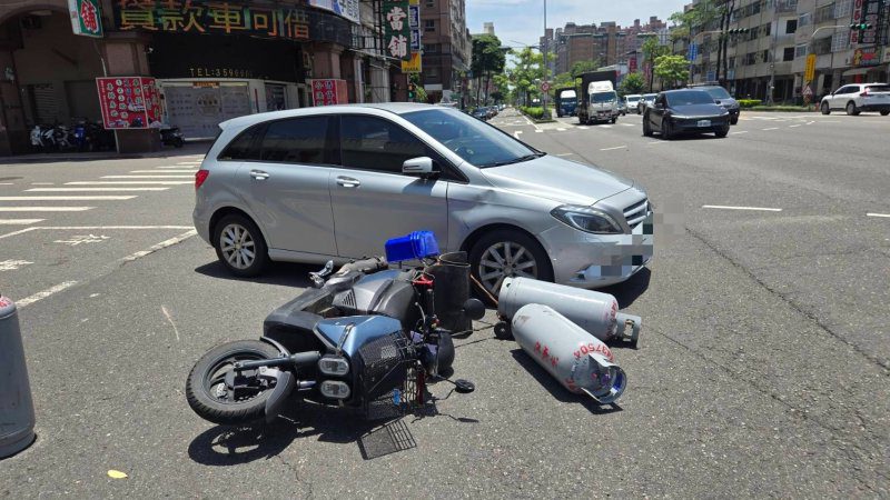 港灣新聞網／機車載瓦斯擦撞轎車！左營榮總路口車禍　警：危險物逾60公斤恐最高罰1.8萬元