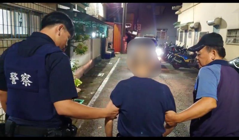 港灣新聞網／85歲老翁深夜迷途街頭徘徊！高雄暖警攜手里長助平安返家　家屬感動致謝
