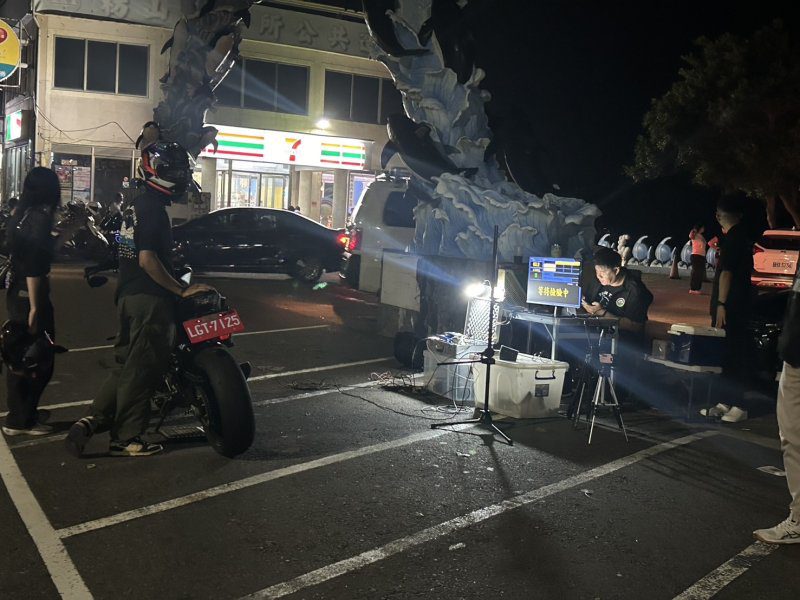 港灣新聞網／暑假飆車族注意！枋警聯手環保局夜襲台1線　噪音改裝、毒駕、競速全面攔查