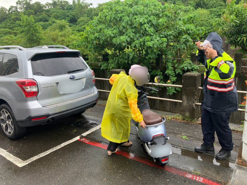 港灣新聞網／73歲老婦大雨中騎車迷途！從前鎮一路騎到小港　暖警冒雨助平安團圓