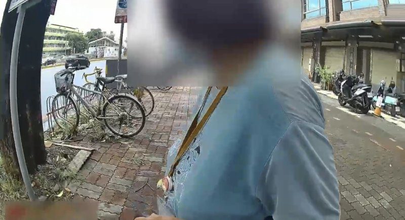 港灣新聞網／丈夫手術資料遺落計程車！婦人急哭攔警求助　小港警30分鐘神速尋回