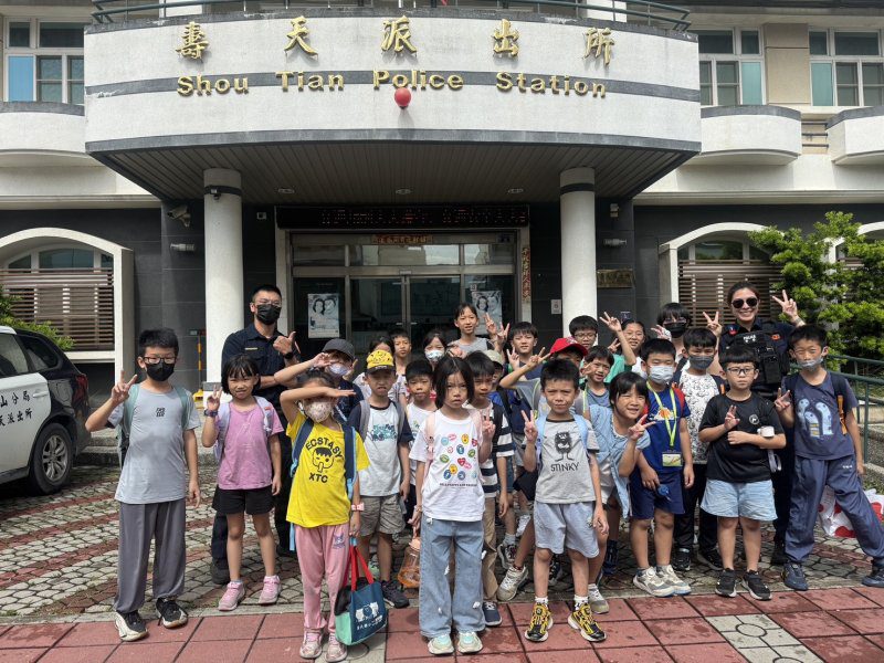 港灣新聞網／暑假最熱門校外教學！學童開箱警察裝備超驚喜　交通安全、性平教育一次學會