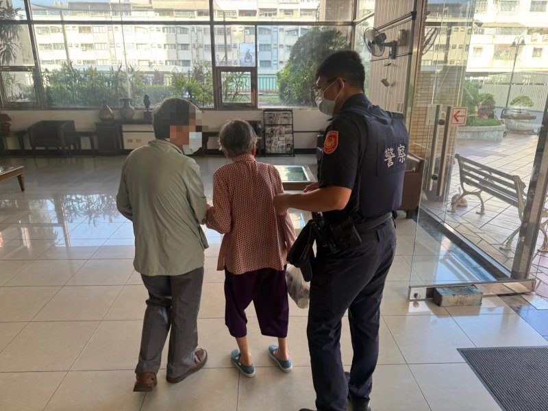 港灣新聞網／95歲阿嬤提保健食品苦尋已故媳婦！暖警助團圓　背後原因令人鼻酸