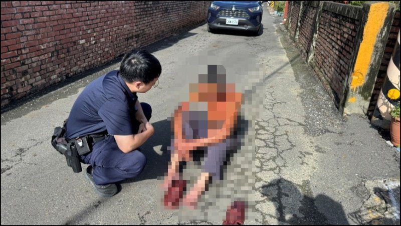 港灣新聞網／七旬翁騎單車突路倒！內埔暖警巡邏車護送返家　再貼心載回腳踏車