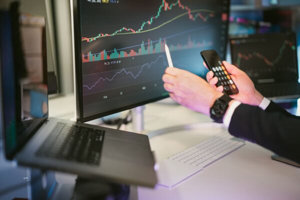 市場巨震多重基金展優勢 這兩檔逆勢拉高配息率達10%