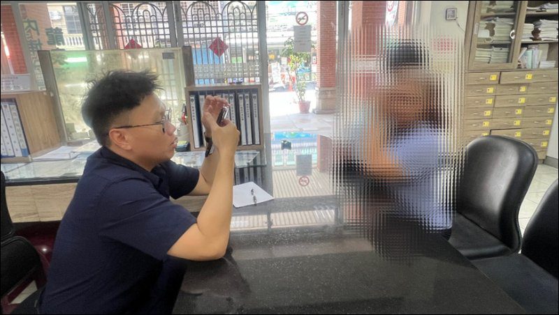港灣新聞網／大門沒鎖！幼童赤腳哭著走上馬路　暖警餵點心安撫助祖孫團圓