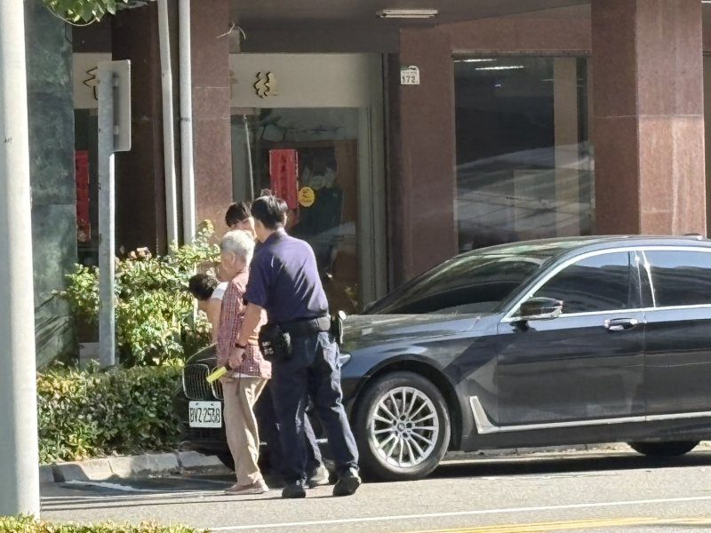港灣新聞網／車流滾滾驚險一幕！八旬阿嬤拄杖過馬路　高雄暖警衝上前護送感動路人