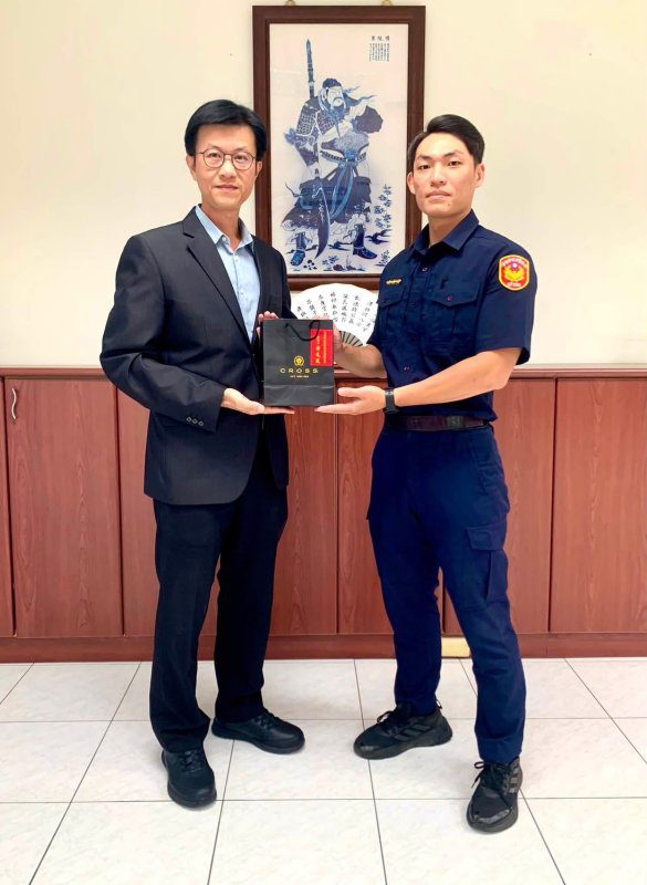 港灣新聞網／恭喜榮陞！前鎮警員邱竣晨陞任新竹縣警局巡官　分局長黃元民親頒紀念品祝賀