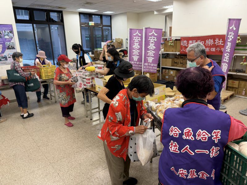 港灣新聞網／臺灣港務公司送芒果暖寒士！一句「吃人一口，報人一斗」捲袖清溝迎戰颱風感動全場