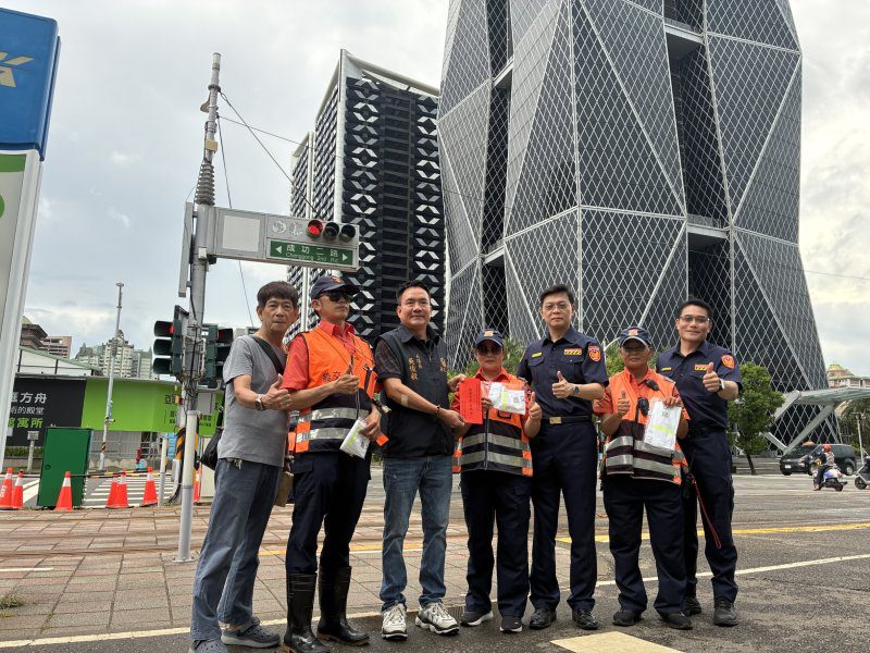 港灣新聞網／好市多亞灣店開幕車潮湧現！高雄交警頂烈日冒風雨疏導　雙大隊長送暖第一線