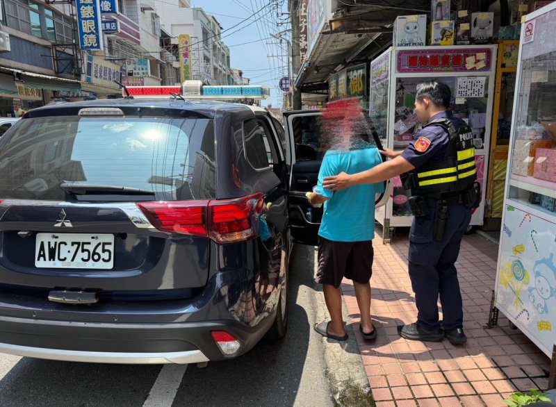 港灣新聞網／八旬翁看診後迷路！梓官警揪「神隊友夫妻」聯手護送　暖心畫面曝光