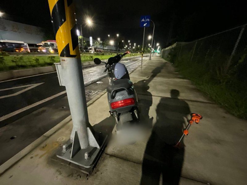 港灣新聞網／黑狗突竄馬路！騎士急閃自摔送醫　小港警提醒夜間行車提高警覺