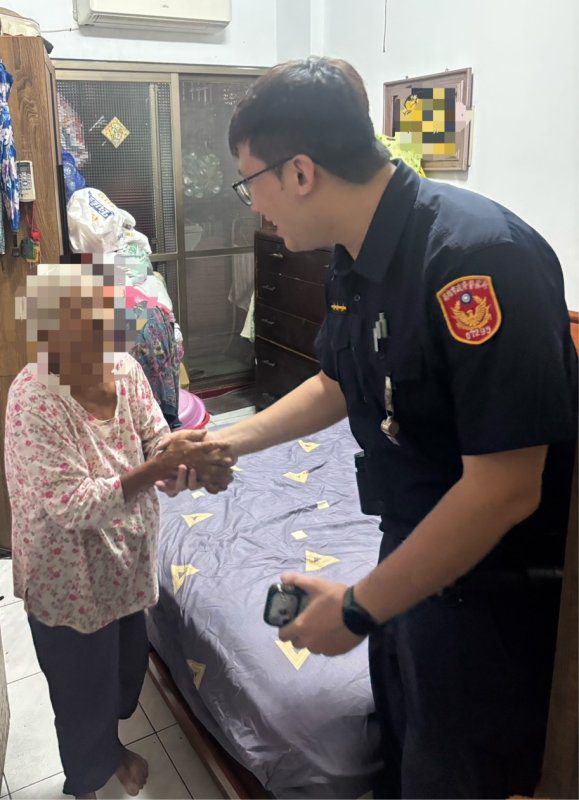 港灣新聞網／雨夜獨坐KTV外迷途到天亮！87歲阿嬤一句話惹鼻酸　前鎮暖警護送平安返家