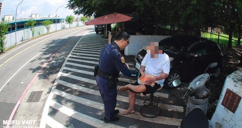 港灣新聞網／78歲老翁低血糖摔車　暖警神來一「糕」救援！一句「眼睛都亮了」感動路人