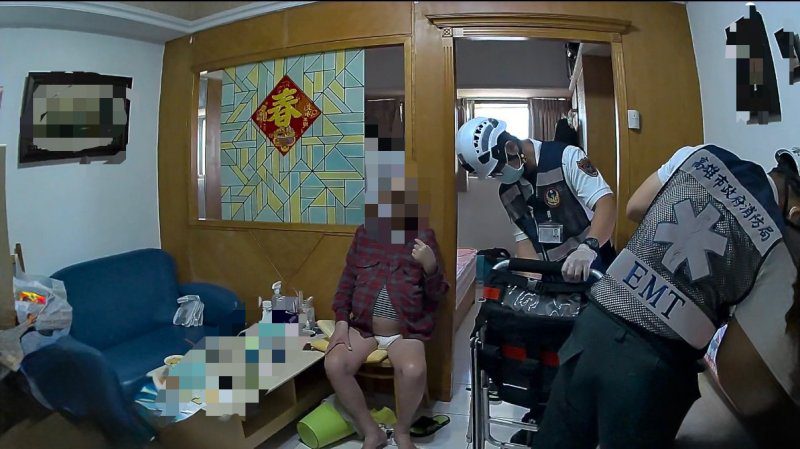 港灣新聞網／「救命！」79歲獨居翁跌倒受困民宅　前鎮暖警循聲救援化解危機