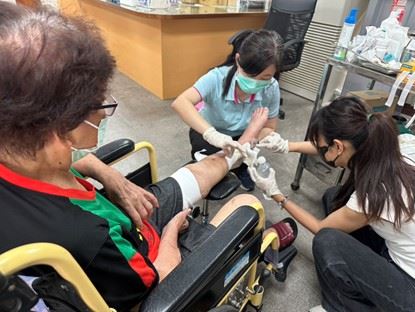 嘉義縣推動醫療零距離！梅山衛生所首接跨院轉銜　87歲嬤就近換藥安心復原