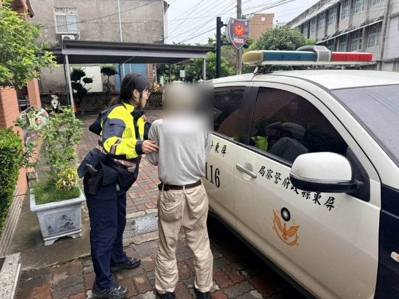 巴威颱風襲臺　屏東社皮警風雨中護送迷失長者返家