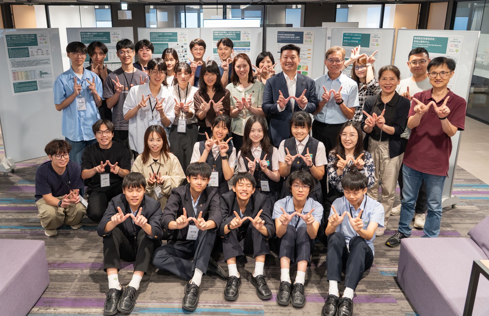 高中生走進大學研究室　薇閣學生探究航空燃料與資料中心減碳議題