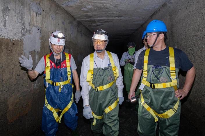 迎戰巴威颱風 黃偉哲著「青蛙裝」下水道縱走檢視清淤排水、防洪整備狀況