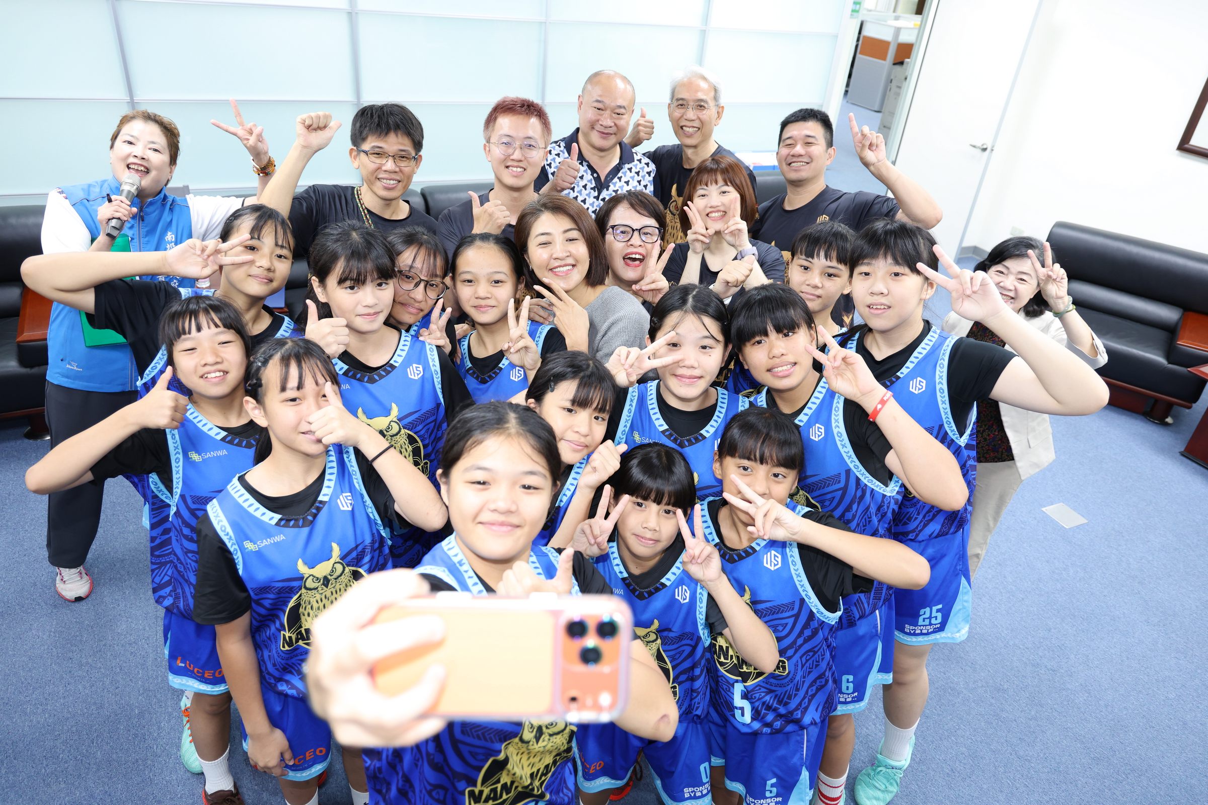 6連勝不敗神話！埔里南光國小女籃捧回EBL首冠 許淑華大讚「五族共和」山城之霸