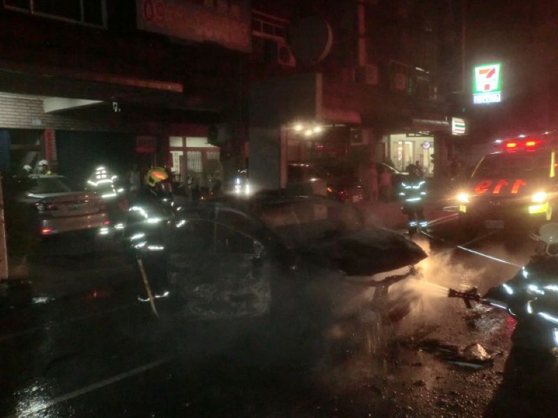  屏東市凌晨自撞火燒車　駕駛受傷送醫、警方調查肇因