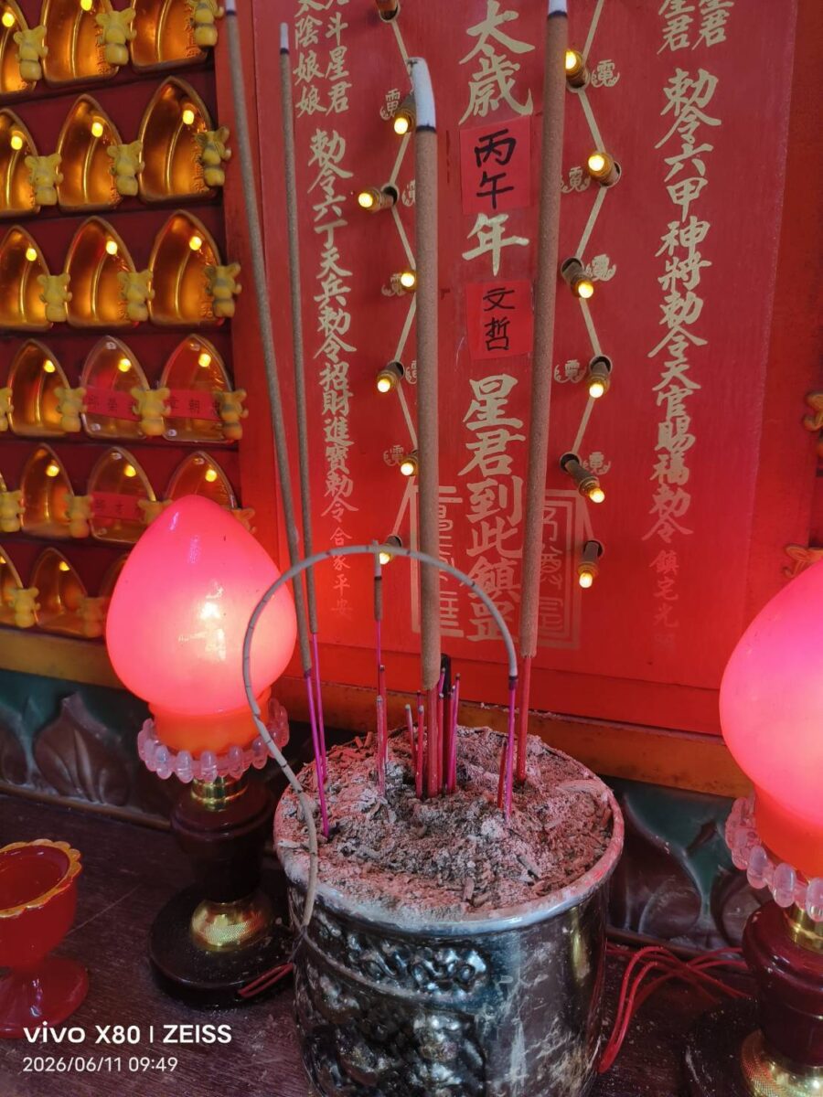 六堆忠義亭驚現「太歲圓滿香」奇景 信眾直呼神蹟顯赫