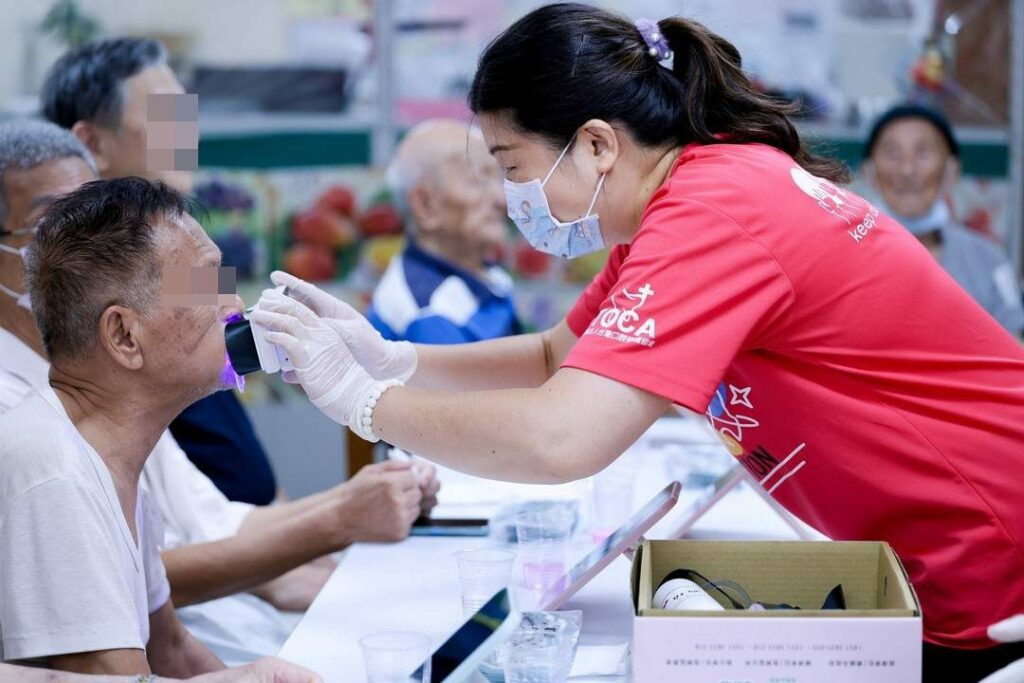 嘉義市導入智慧口腔照護科技　5秒檢測牙菌斑守護長者口腔健康