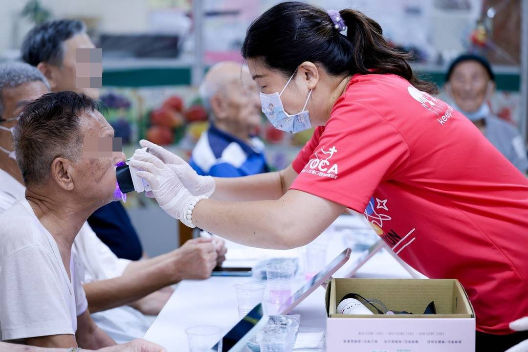 嘉義市導入智慧口腔照護科技　5秒檢測牙菌斑守護長者口腔健康