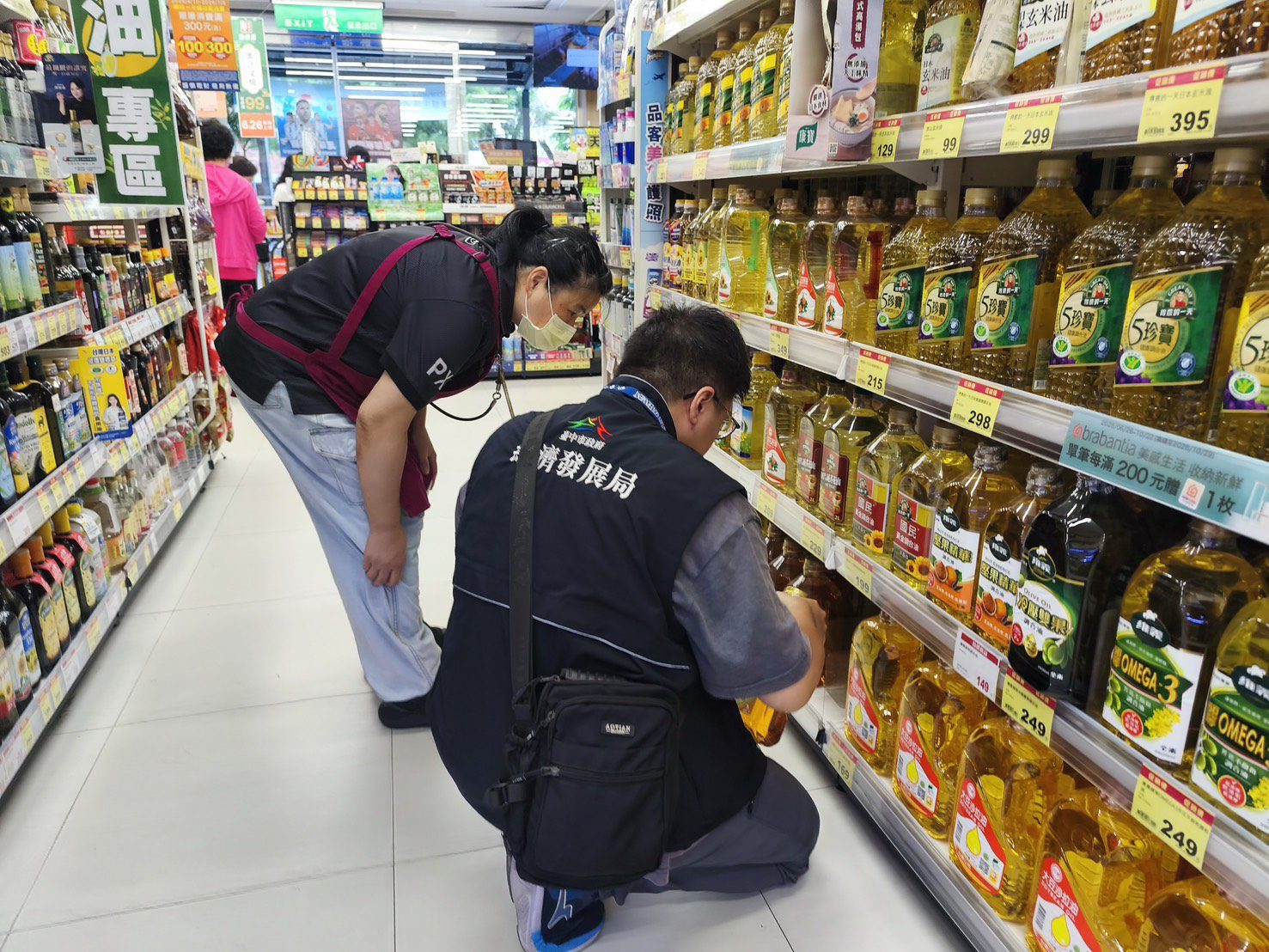 中聯毒油延燒末端！中市府追出5家下游業者  近4萬公斤問題油急下架
