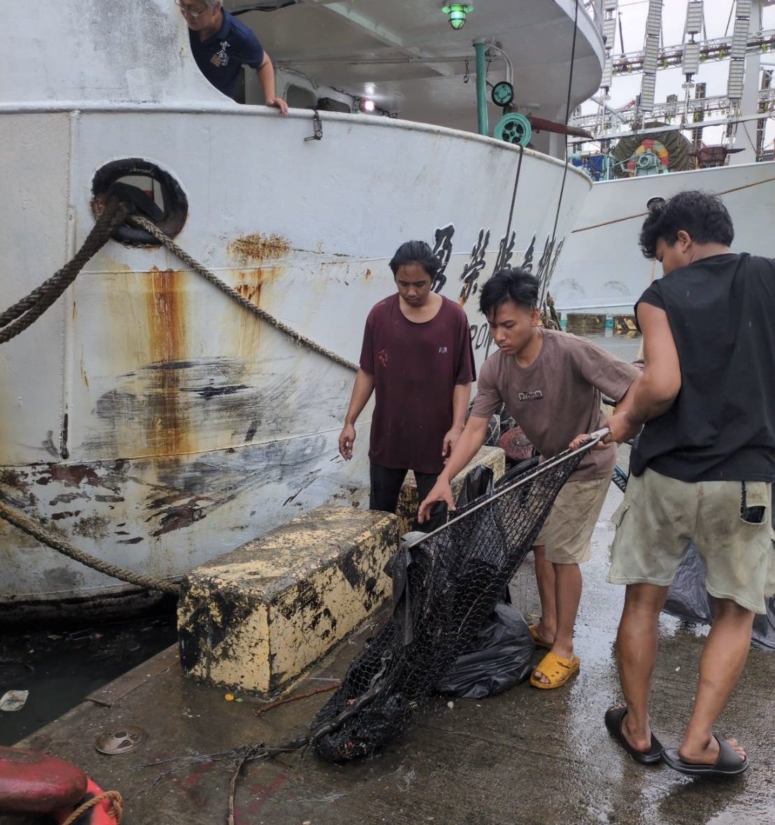 高雄市政府海洋局　就小港臨海新村漁港漁船油污事件　提出說明